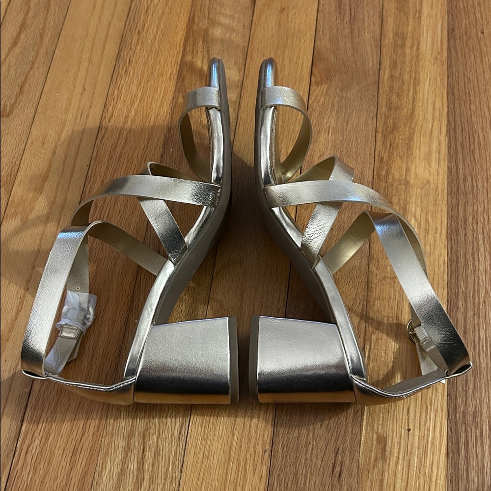 Beautiful Gold Heels - Picture 5 of 5
